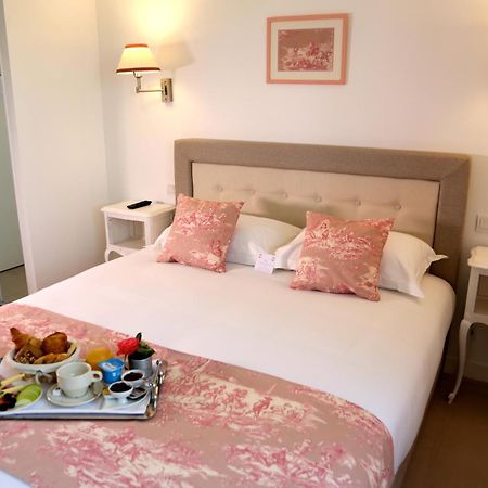 Hotel Restaurant Le Lion D'Or Saint-Hilaire-du-Harcouet Room photo