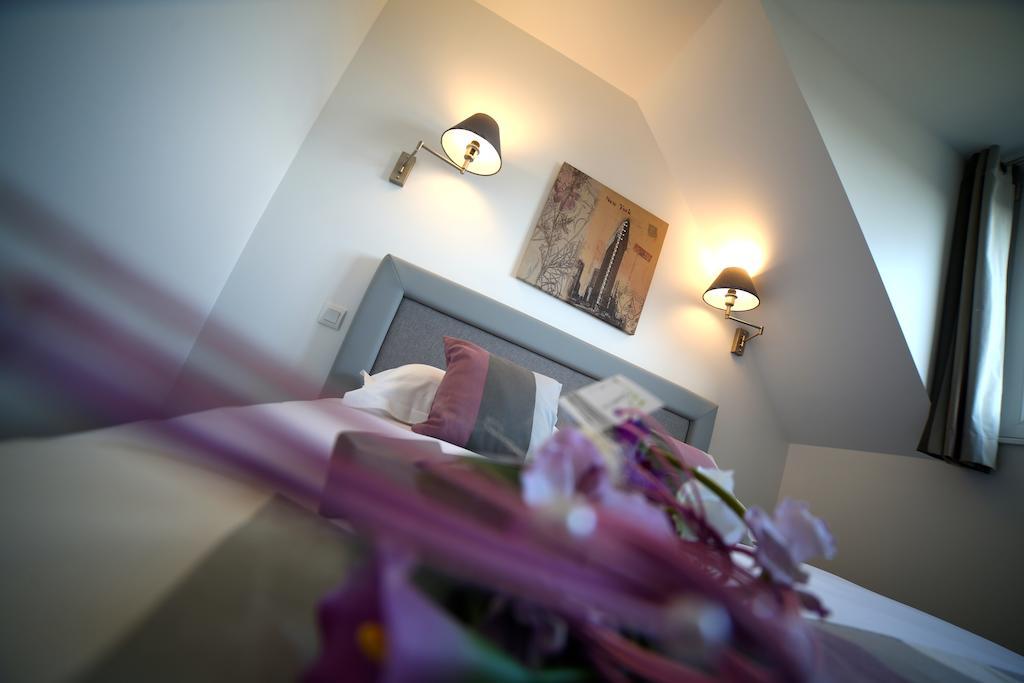 Hotel Restaurant Le Lion D'Or Saint-Hilaire-du-Harcouet Room photo