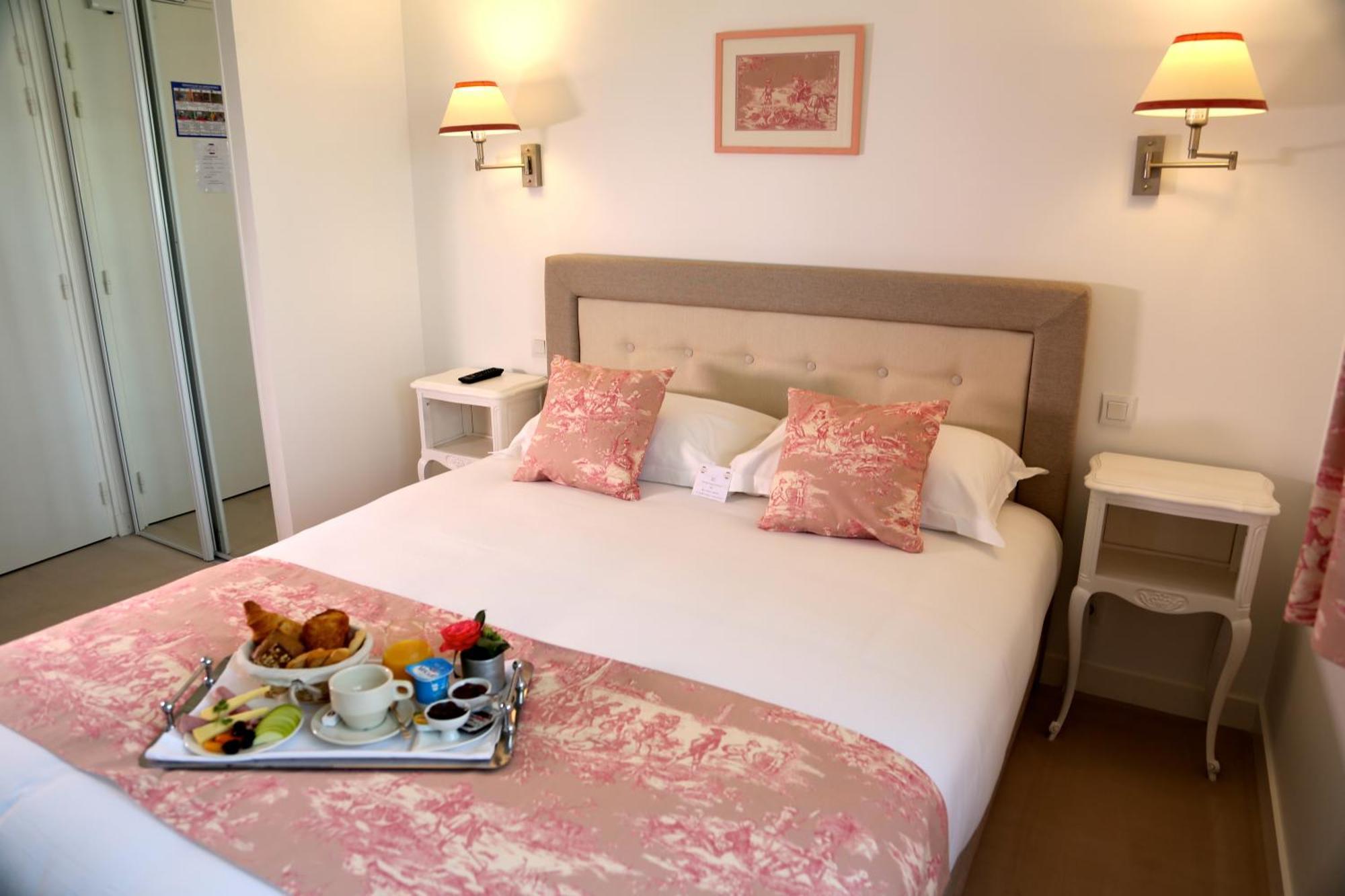 Hotel Restaurant Le Lion D'Or Saint-Hilaire-du-Harcouet Room photo
