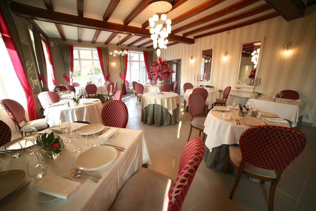 Hotel Restaurant Le Lion D'Or Saint-Hilaire-du-Harcouet Exterior photo