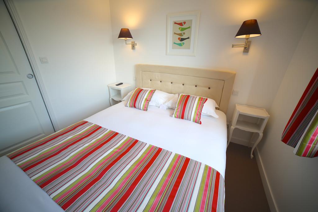 Hotel Restaurant Le Lion D'Or Saint-Hilaire-du-Harcouet Room photo
