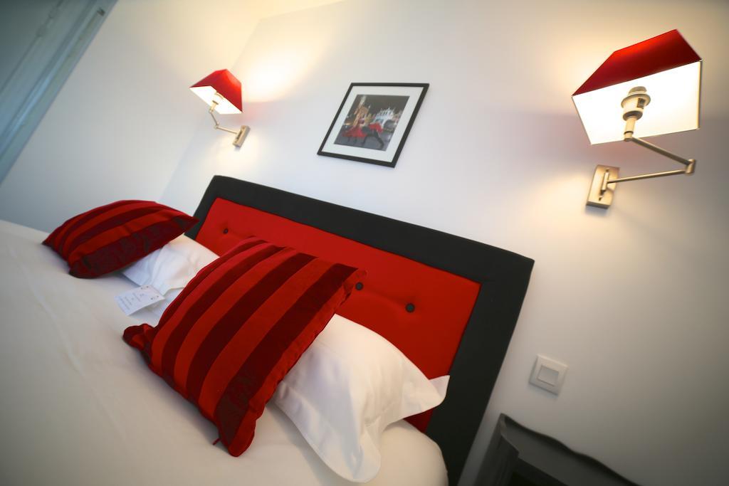 Hotel Restaurant Le Lion D'Or Saint-Hilaire-du-Harcouet Room photo