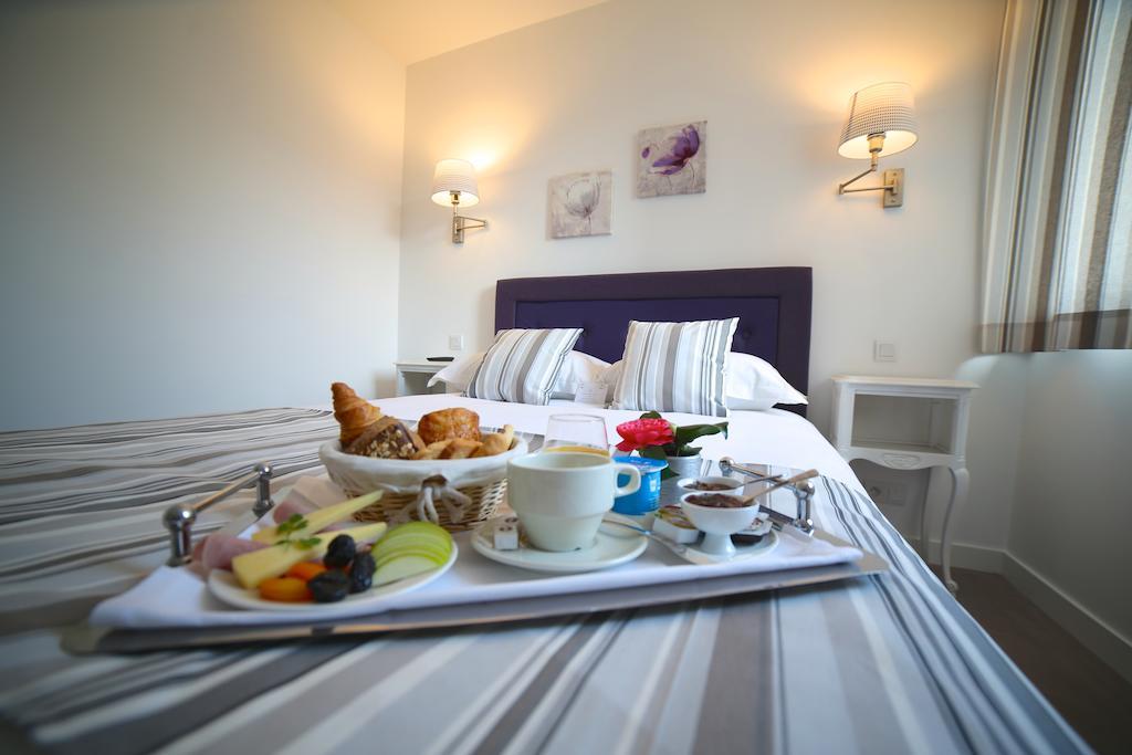 Hotel Restaurant Le Lion D'Or Saint-Hilaire-du-Harcouet Room photo