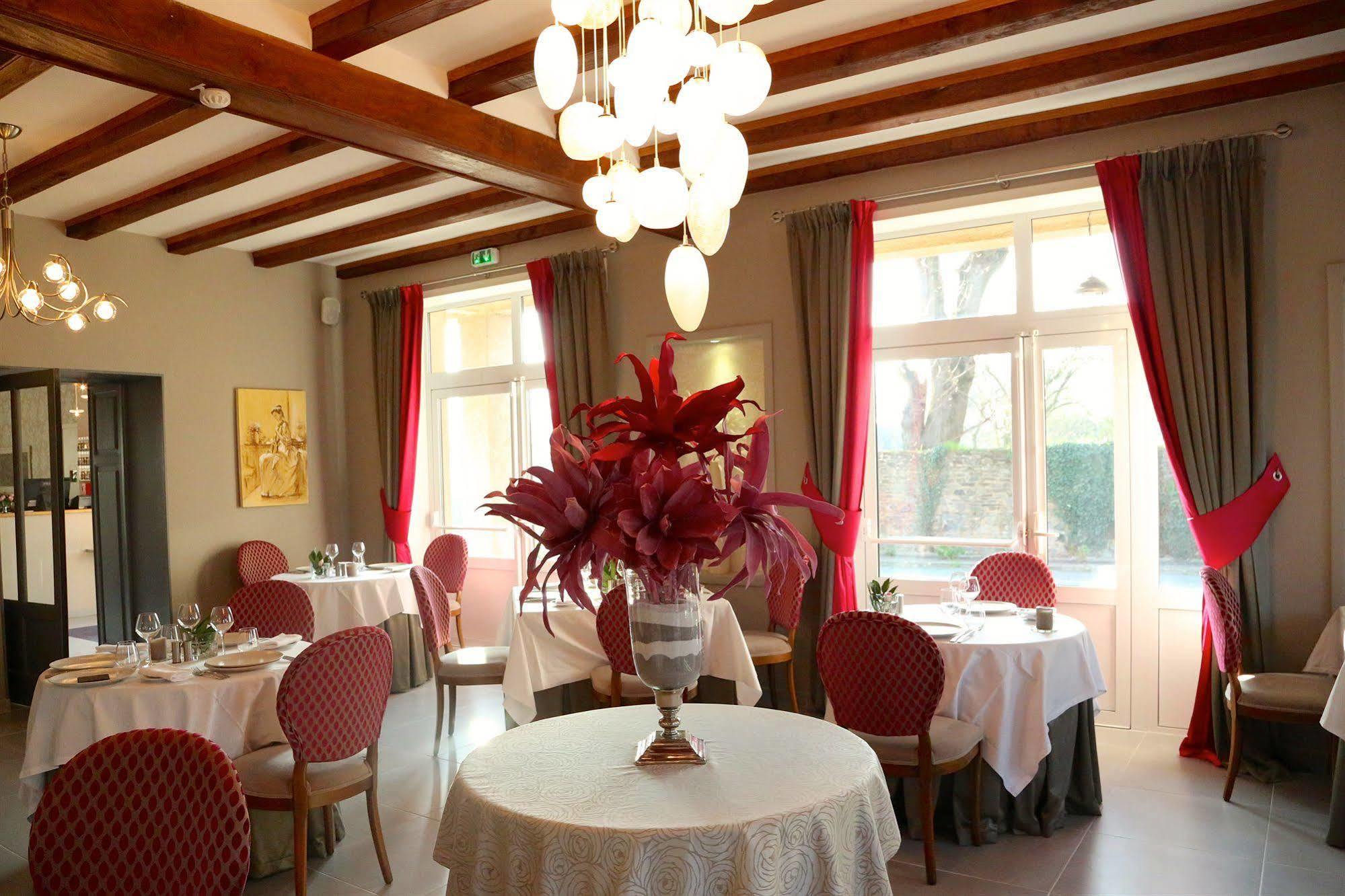 Hotel Restaurant Le Lion D'Or Saint-Hilaire-du-Harcouet Exterior photo