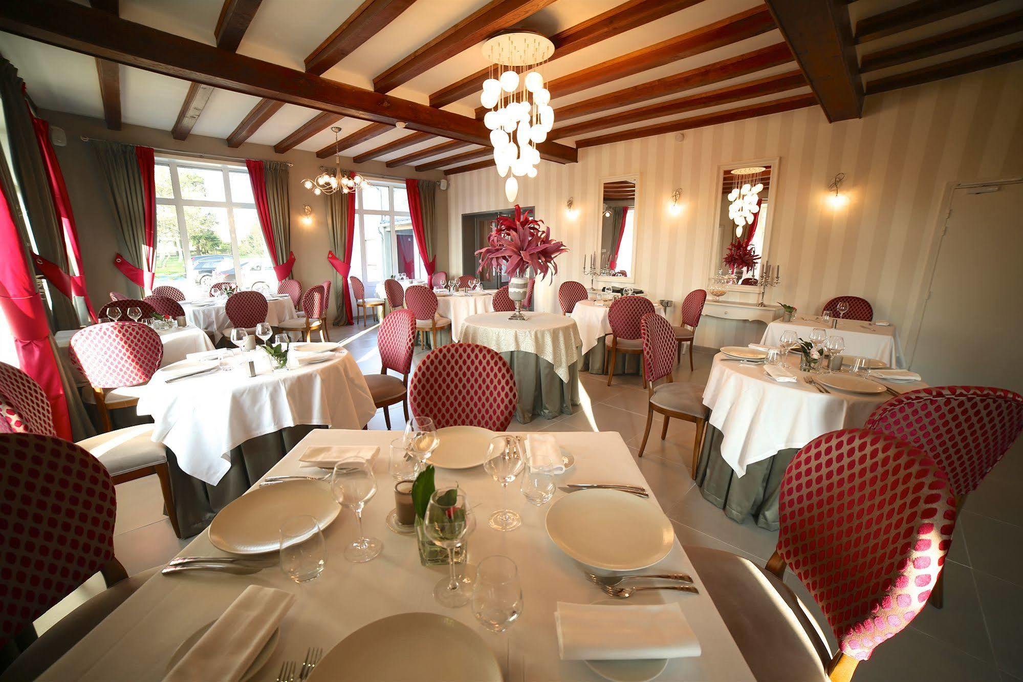 Hotel Restaurant Le Lion D'Or Saint-Hilaire-du-Harcouet Exterior photo