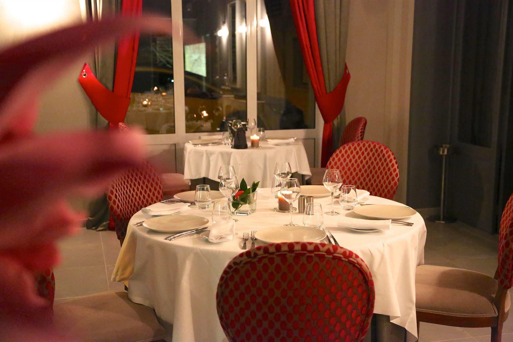 Hotel Restaurant Le Lion D'Or Saint-Hilaire-du-Harcouet Exterior photo