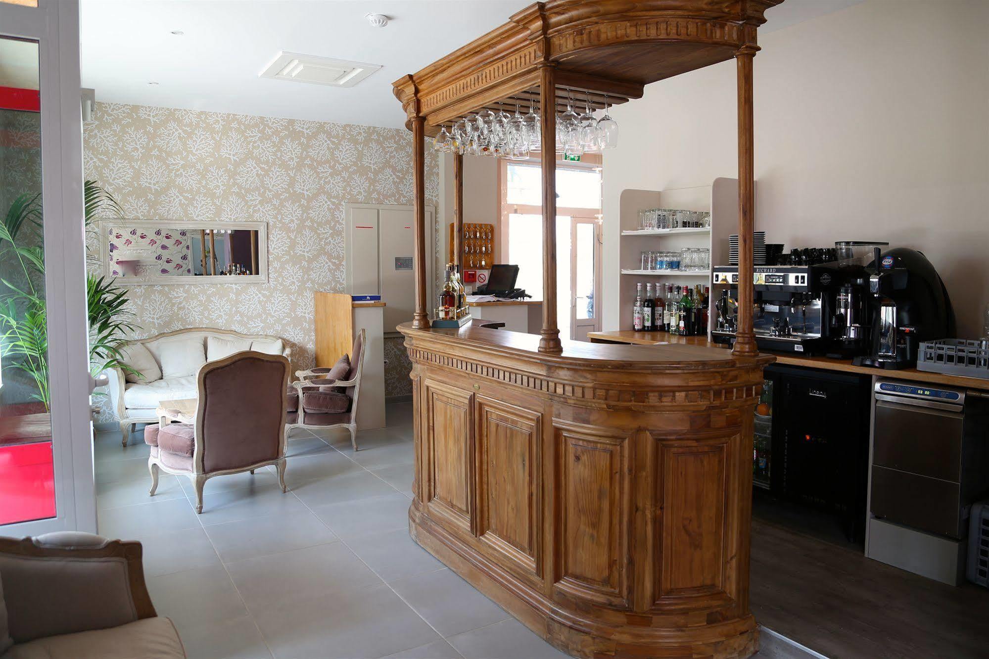 Hotel Restaurant Le Lion D'Or Saint-Hilaire-du-Harcouet Exterior photo