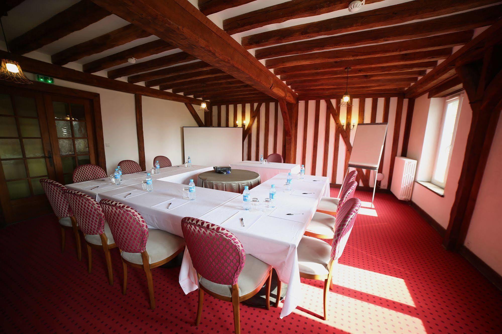 Hotel Restaurant Le Lion D'Or Saint-Hilaire-du-Harcouet Exterior photo
